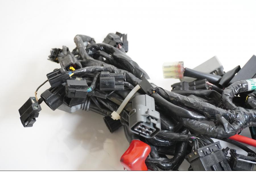 Vänster sida på Kabelstam från en Triumph Street Triple R -2009 motorcykel.