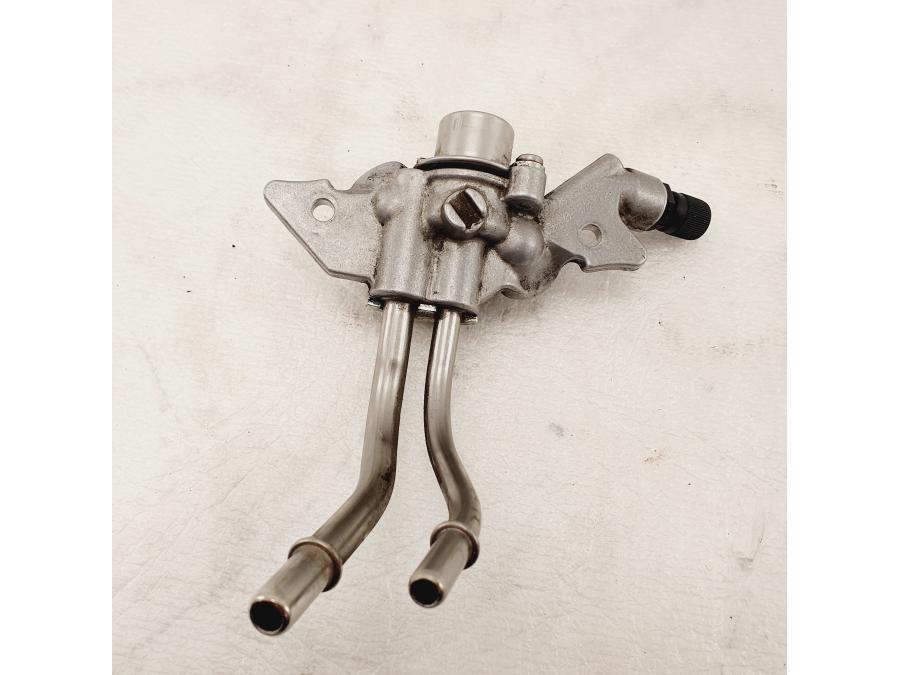 Snett nerifrån på Fuel Rail från en H-D V-Rod 1130 -2005 motorcykel.