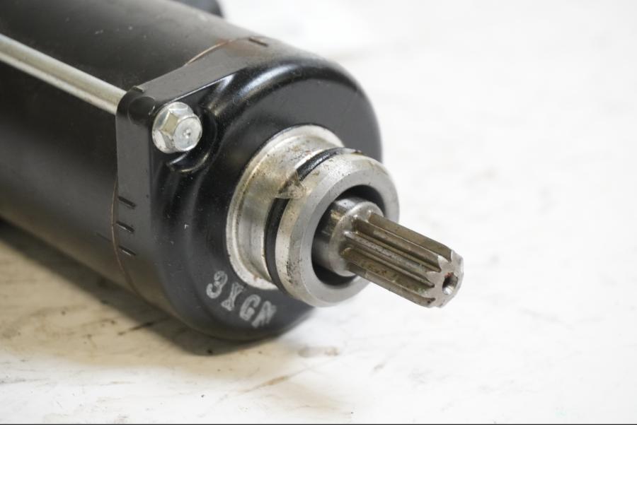 Baksidan på Startmotor från en Honda CB 500 F -2013 motorcykel.