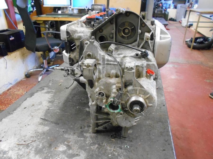 Vänster sida på Motor från en BMW K 1200 LT -2007 motorcykel.