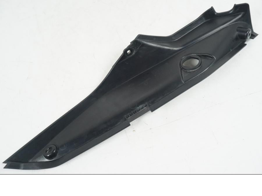 Snett uppifrån på Sidopanel från en Ducati Hyperstrada -2013 motorcykel.