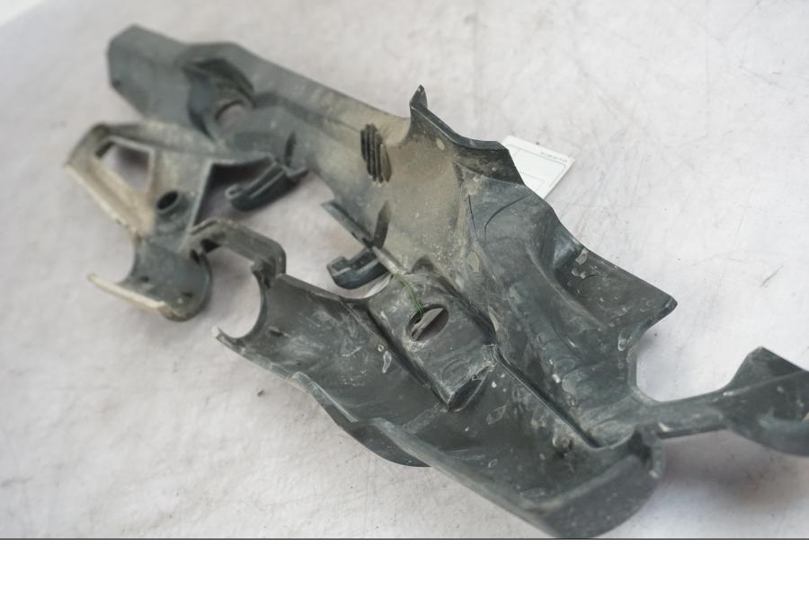 Vänster sida på Bakvinge från en Triumph Tiger Explorer -2016 motorcykel.