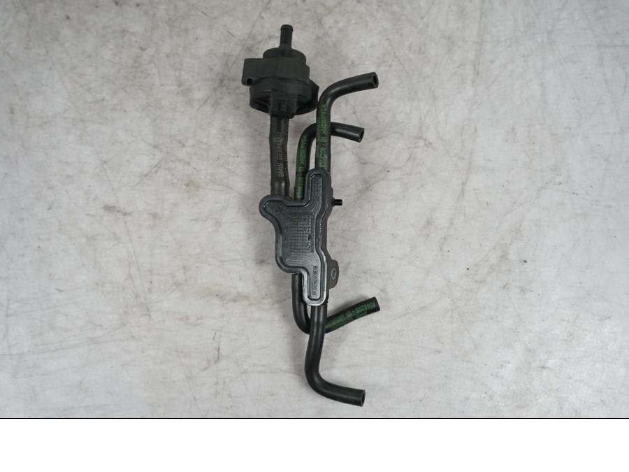 Baksidan på Bensintanksavluftare från en BMW S 1000 XR -2019 motorcykel.