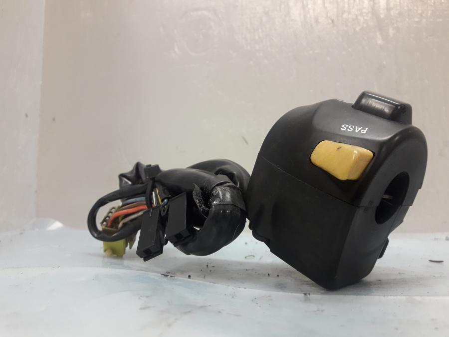 Baksidan på Styrelreglage från en Suzuki SV 1000 -2004 motorcykel.