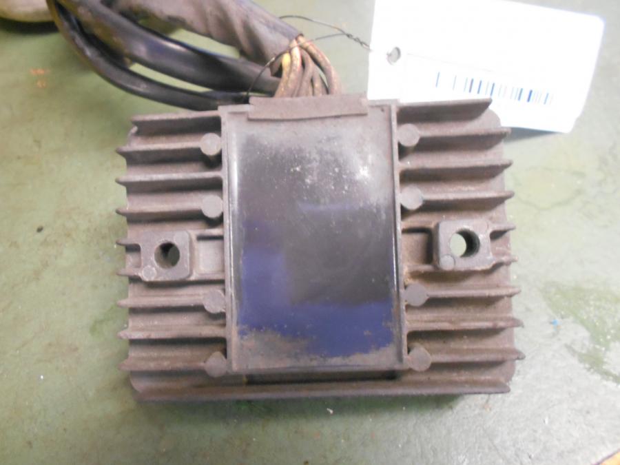 Höger sida på Likriktare från en Suzuki VZ 1600 -2004 motorcykel.