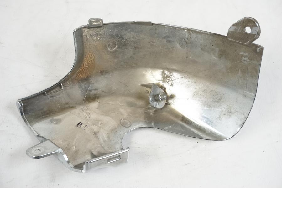 Snett nerifrån på Magkåpa från en Suzuki VZR 1800 -2009 motorcykel.