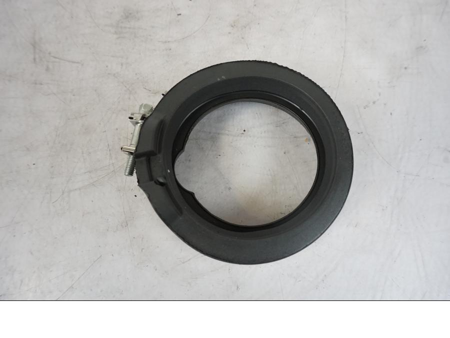 Snett uppifrån på Insug från en KTM 1290 Super Duke R -2021 motorcykel.