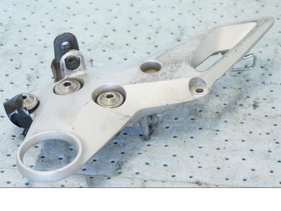 Snett nerifrÄn pÄ FotpinnefÀste frÄn en Suzuki GSX 1300 BK -2008 motorcykel.