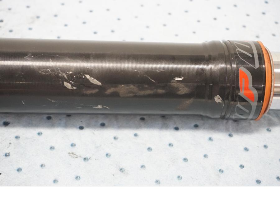 Snett uppifrån på Gaffelben från en KTM 125 Duke -2017 motorcykel.