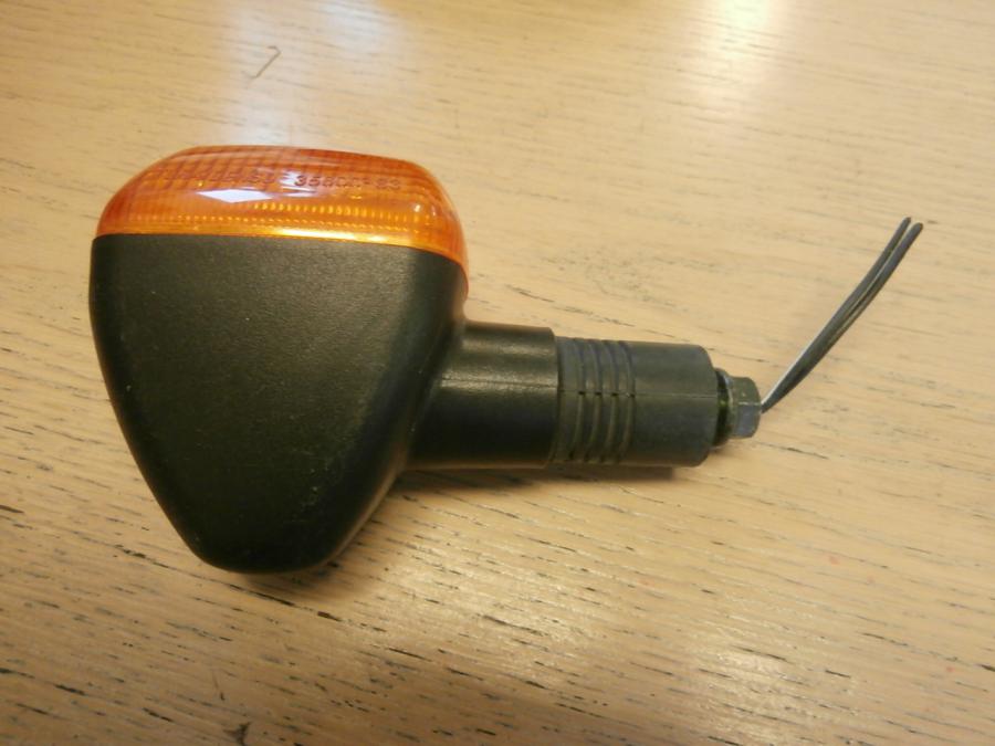 Framsidan på Blinkers från en Suzuki GSX 750 -1999 motorcykel.