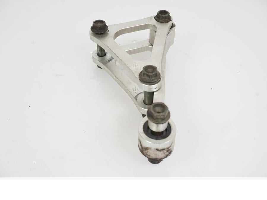 Vänster sida på Stötdämparlänkage från en Yamaha YZF R6 -2006 motorcykel.