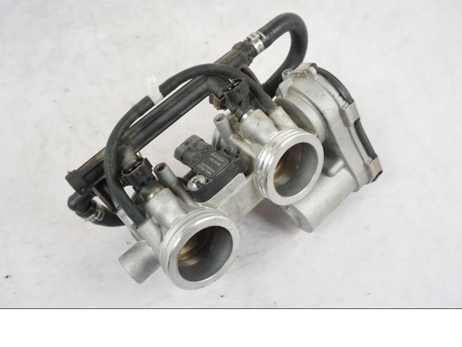 Vänster sida på Spjällhus från en KTM 790 Duke -2018 motorcykel.