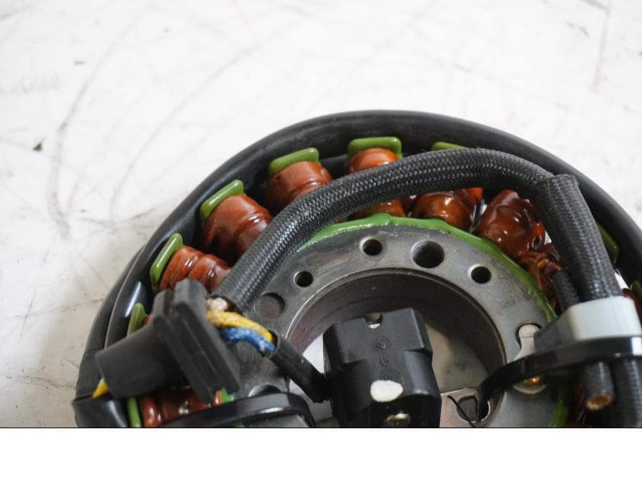 Baksidan på Generator från en Yamaha FZ-S 600 -1998 motorcykel.