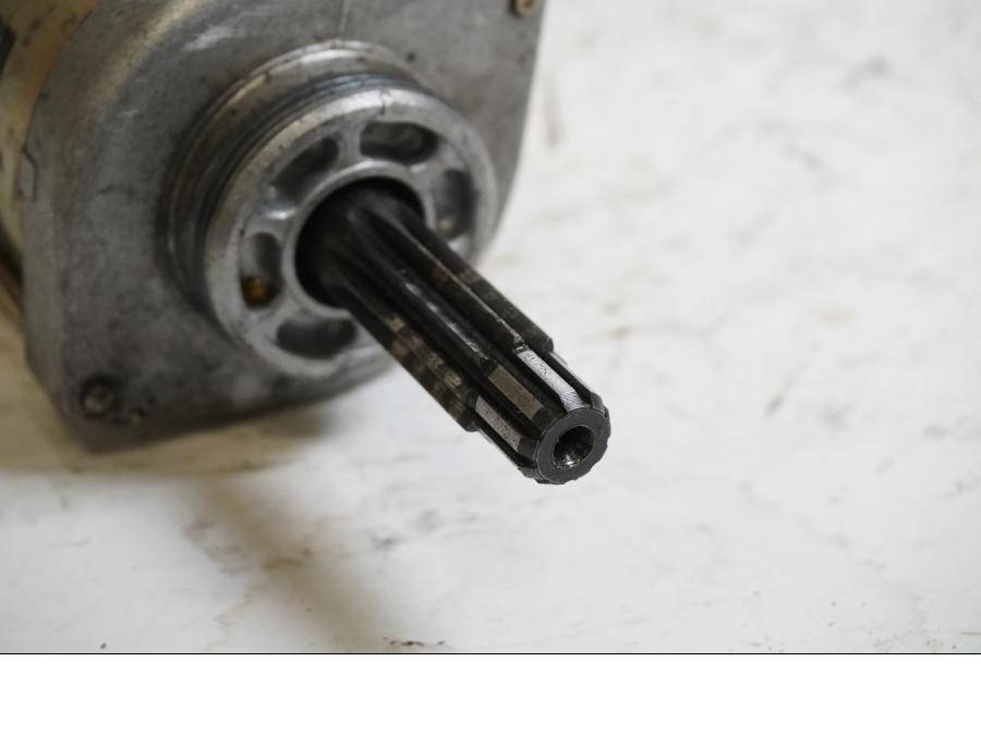 Baksidan på Startmotor från en Suzuki TL 1000 S -1998 motorcykel.