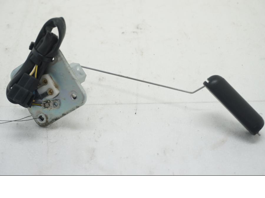 Framsidan på Bensintanksgivare från en Kawasaki Versys 650 -2008 motorcykel.