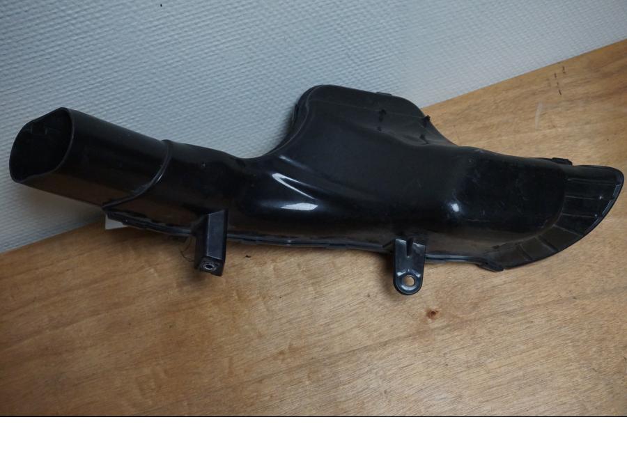 Baksidan på Luftrör från en Suzuki GSX 1300 R -2009 motorcykel.