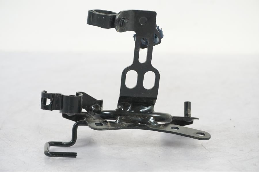 Vänster sida på Strålkastarfäste från en Kawasaki Z 900 -2019 motorcykel.