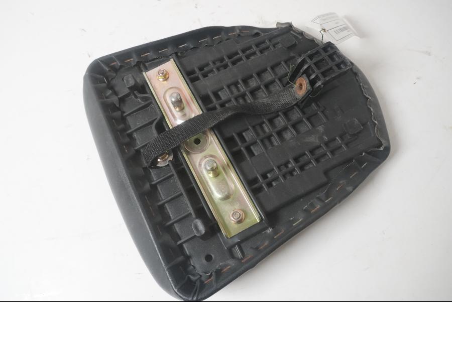 Höger sida på Sadel från en Hyosung GT 650 -2006 motorcykel.