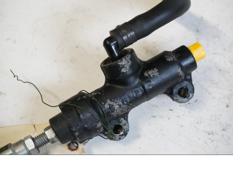 Vänster sida på Bromshuvudcylinder från en Triumph Street Triple R -2011 motorcykel.