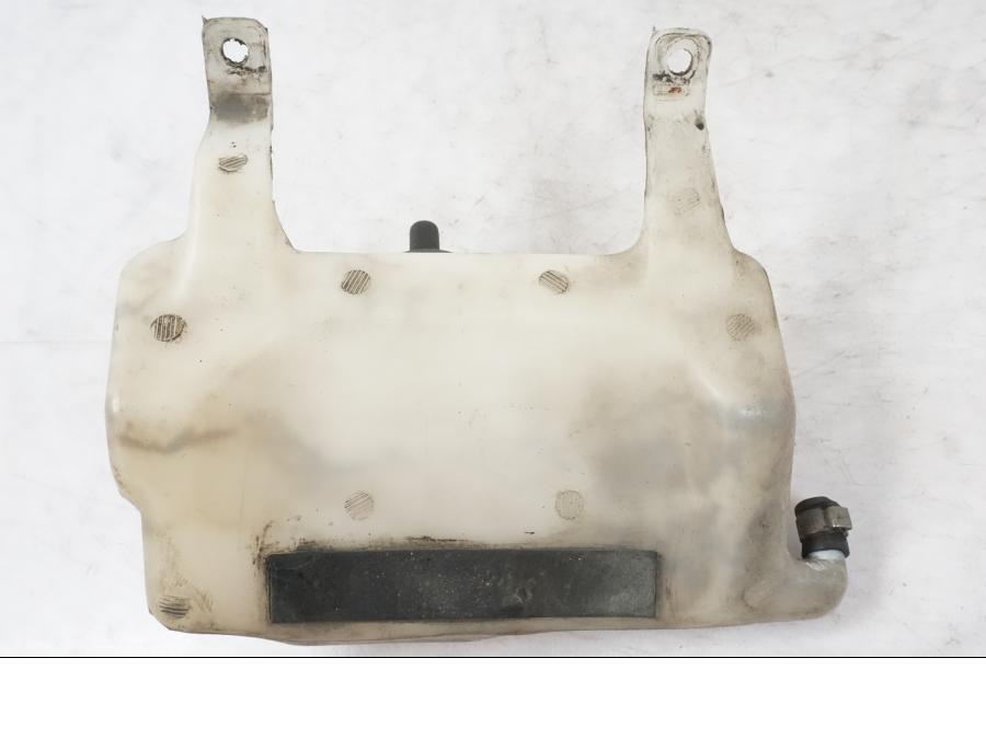 Snett uppifrån på Vattenexpansionskärl från en BMW K 1100 LT -1999 motorcykel.