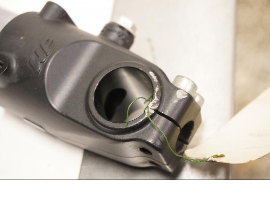 Snett nerifrån på Gaffelben från en KTM 690 Duke -2008 motorcykel.