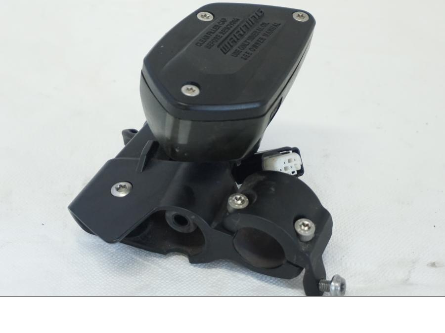 Vänster sida på Kopplingshuvudcylinder från en BMW K 1600 -2015 motorcykel.