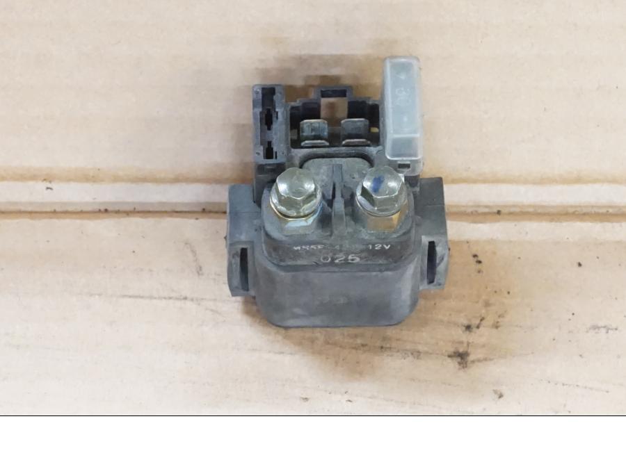 Framsidan på Startrelä från en Yamaha XVS 1100 -2000 motorcykel.