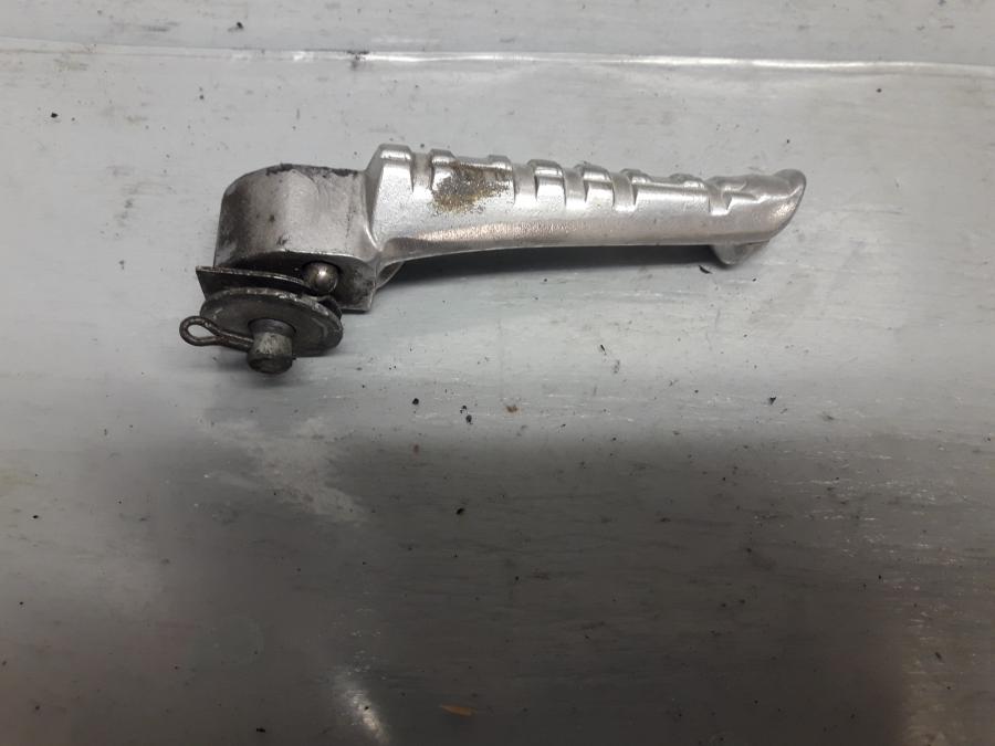 Framsidan på Fotpinne från en Yamaha FZ-6 -2004 motorcykel.