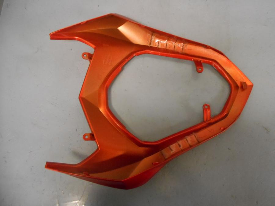 Snett nerifrån på <p>Bakvinge från Kawasaki Z 800 2014.</p>
<p>Skrapmärken på vänster sida.</p> motorcykel.