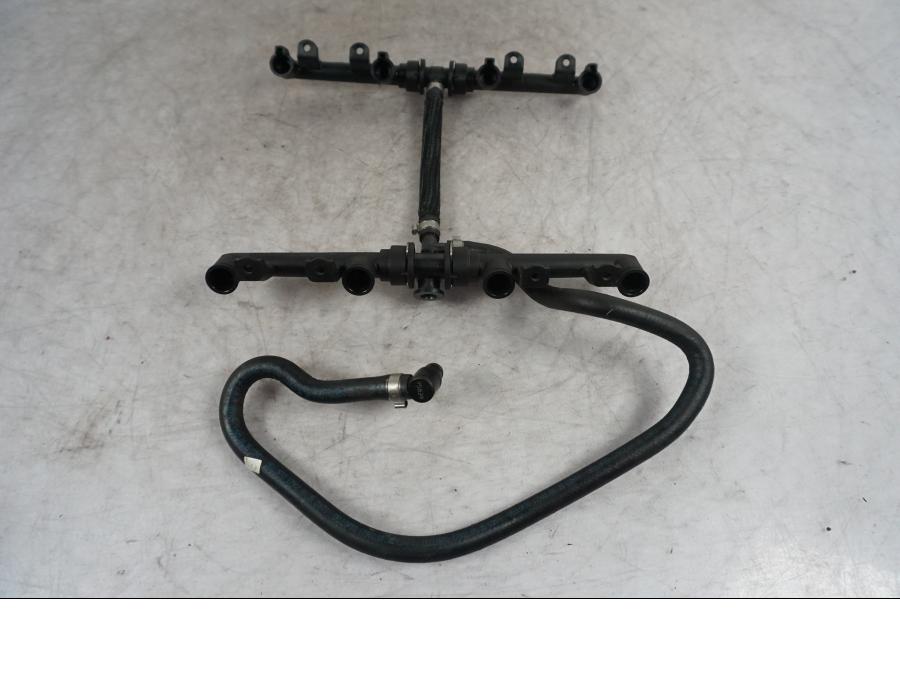 Baksidan på Fuel Rail från en BMW S 1000 XR -2019 motorcykel.