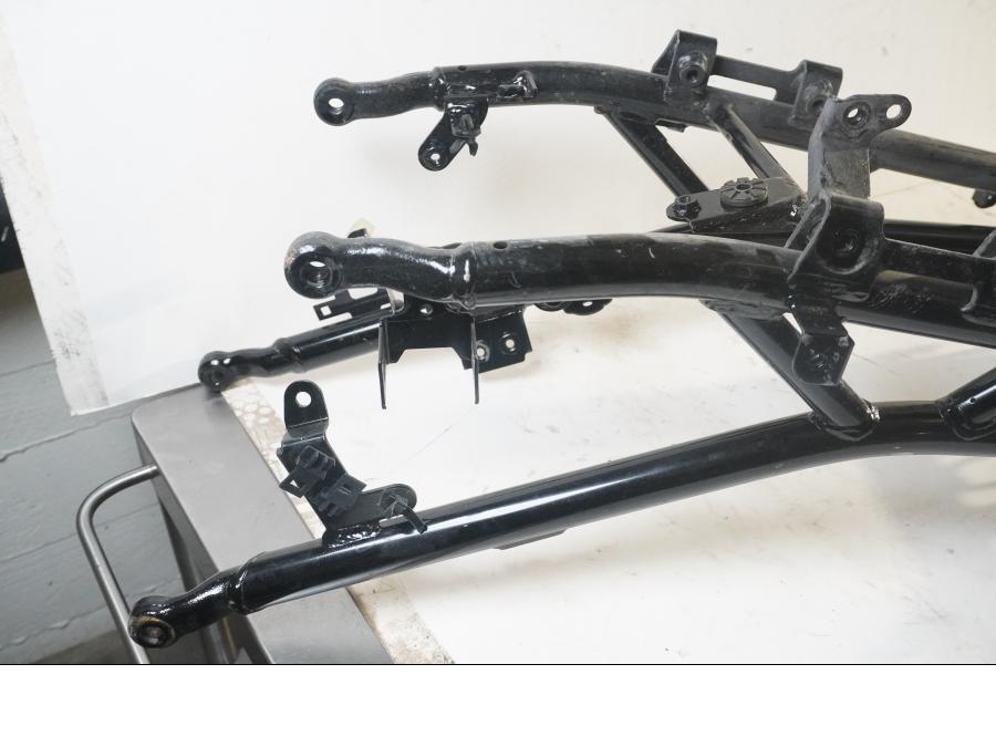 VÀnster sida pÄ Bakram frÄn en Honda CB 500 F -2013 motorcykel.