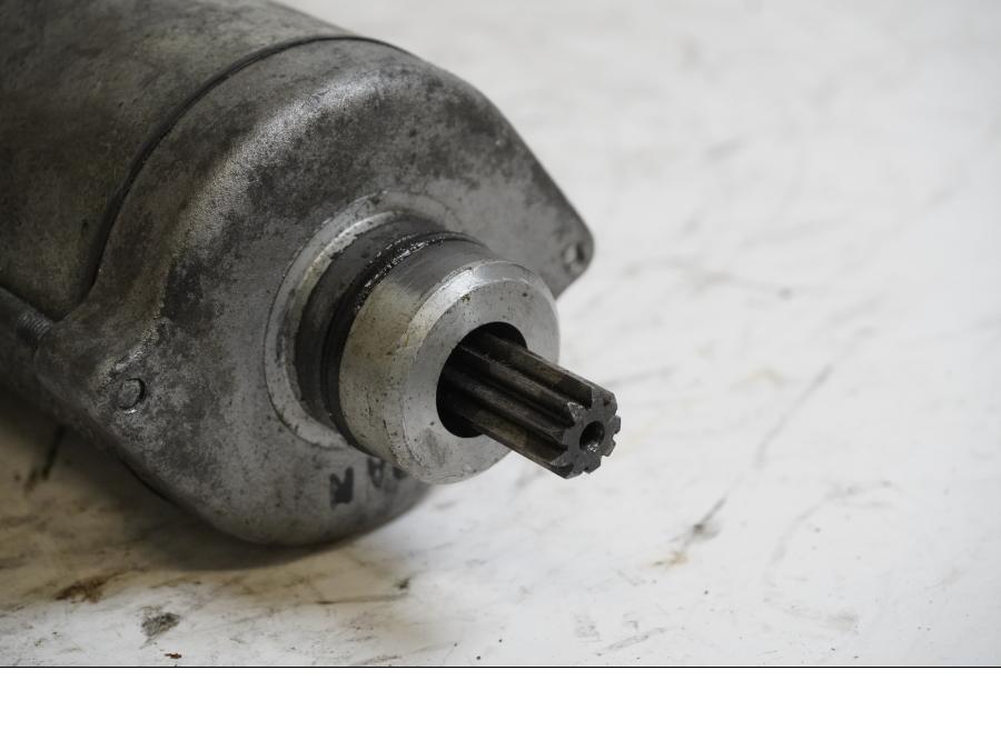 Baksidan på Startmotor från en Honda ST 1100 -1998 motorcykel.