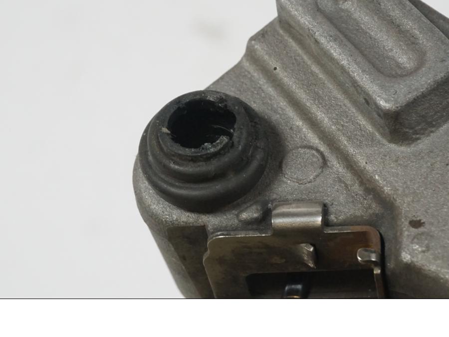 Snett nerifrån på Bromsoksfäste från en Yamaha YZF 1000 R1 -2007 motorcykel.