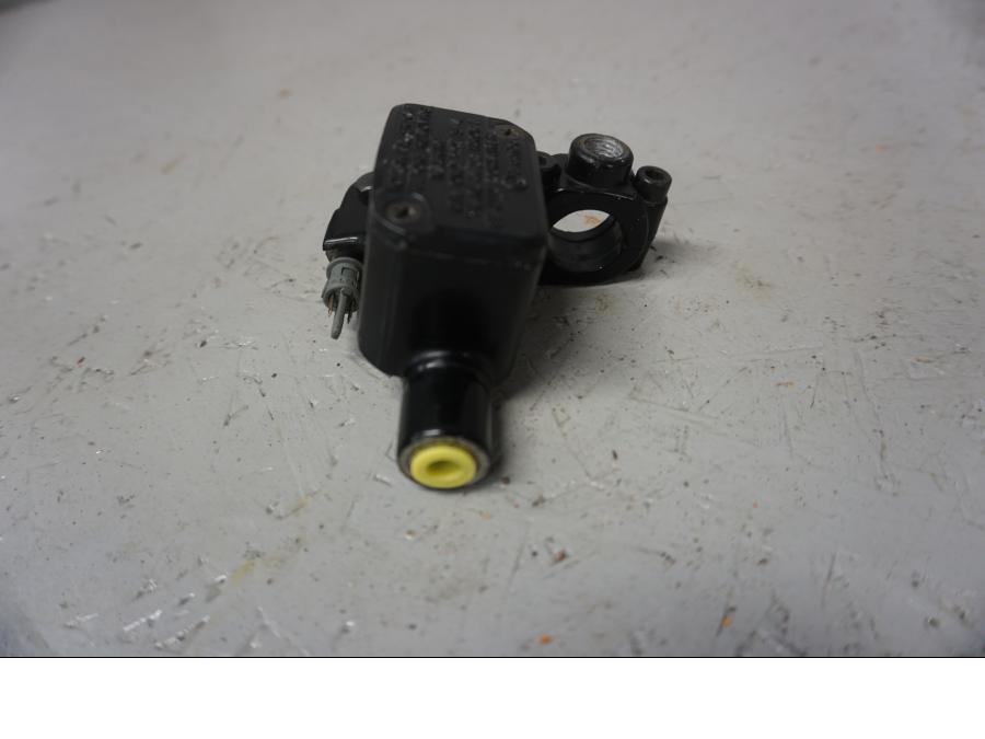 Vänster sida på Bromshuvudcylinder från en Yamaha WR 125 -2009 motorcykel.