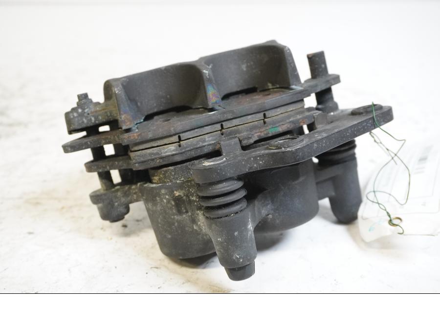 Höger sida pÄ Bromsok frÄn en Suzuki SV 650 -2004 motorcykel.