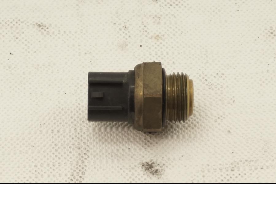 Framsidan pÄ Vattenkylgivare frÄn en Suzuki DL 1000 -2005 motorcykel.