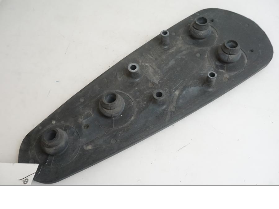 Höger sida på Fotplatta från en Indian Chieftain Dark Horse -2019 motorcykel.