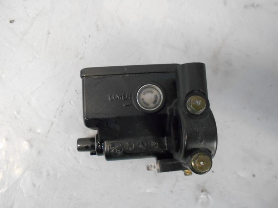 Baksidan på Bromshuvudcylinder från en Suzuki GSX 1400 -2003 motorcykel.