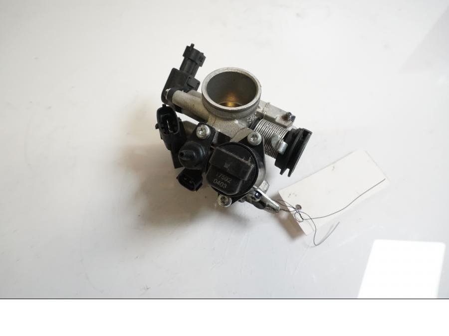 Höger sida på Spjällhus från en KTM 125 Duke -2013 motorcykel.