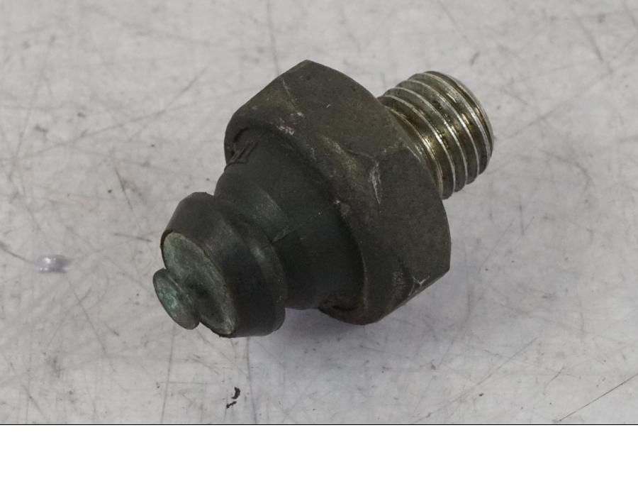 Baksidan på Oljetryckgivare från en BMW R 1100 GS -1998 motorcykel.