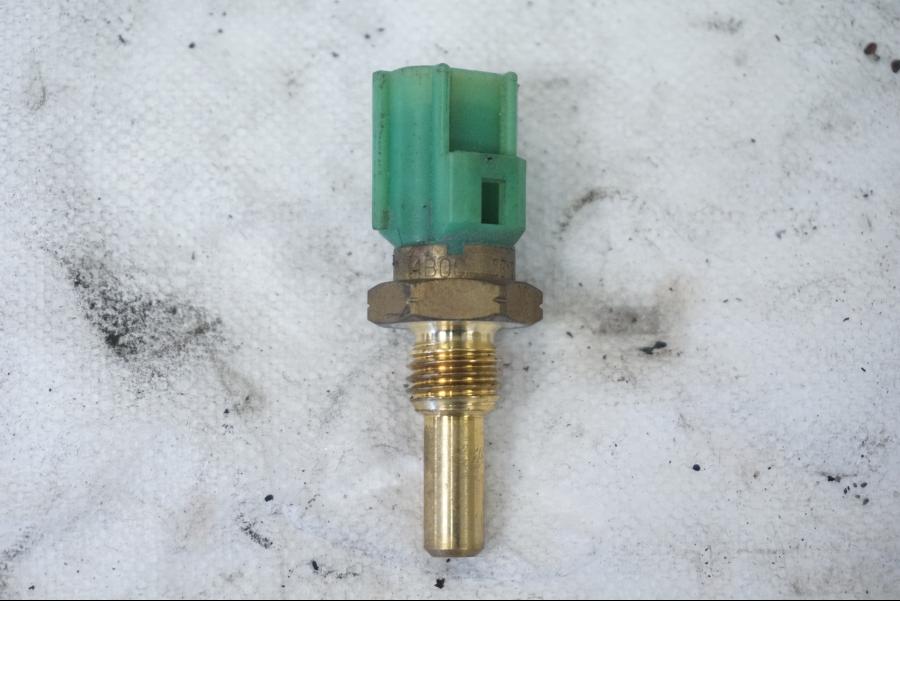 Framsidan på Vattenkylgivare från en Suzuki GSX-R 750 -2001 motorcykel.