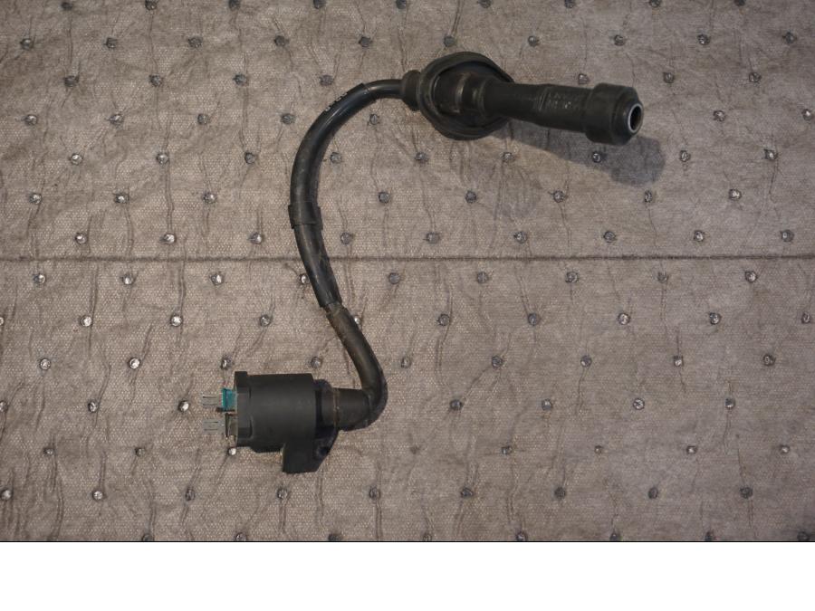 Framsidan på Tändspole från en Honda XRV 750 -1995 motorcykel.