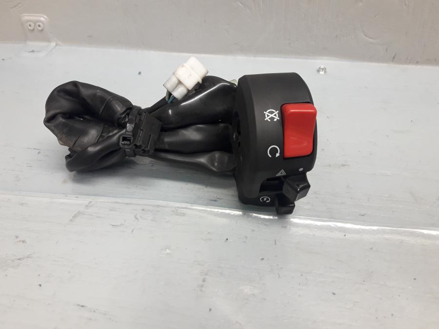 Framsidan på Styrelreglage från en Suzuki DL 1000 -2018 motorcykel.