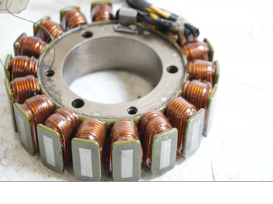 Baksidan på Generator från en Honda VTR 1000 F -2003 motorcykel.