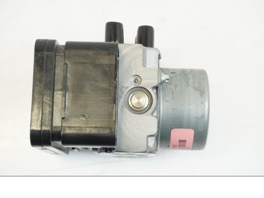 Snett nerifrån på ABS Modulator från en Honda CB 650 F Hornet -2017 motorcykel.