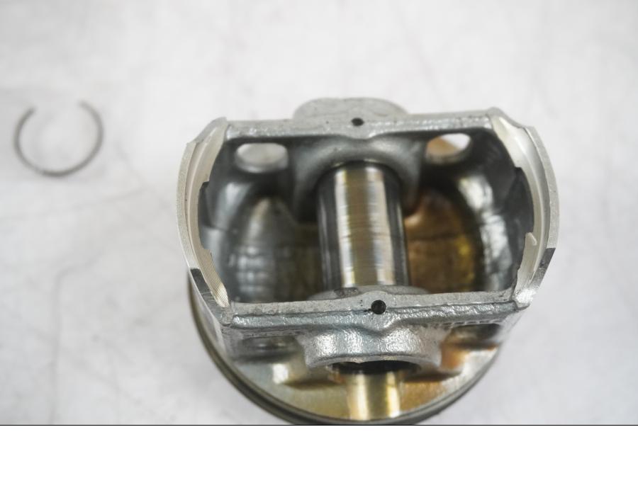 Vänster sida på Kolv från en KTM 125 Duke -2017 motorcykel.