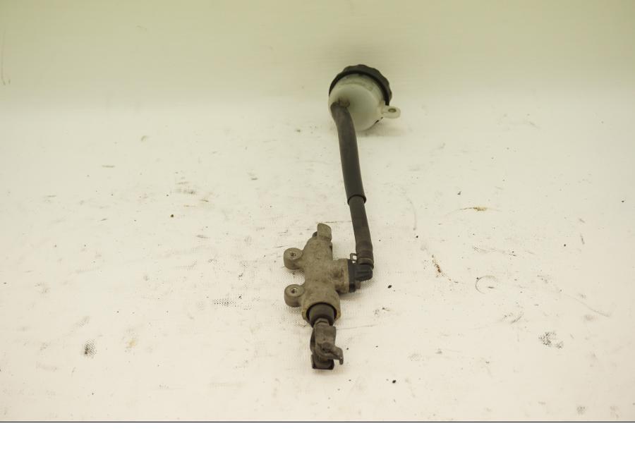 Baksidan på Bromshuvudcylinder från en Honda CBR 900 RR -1998 motorcykel.