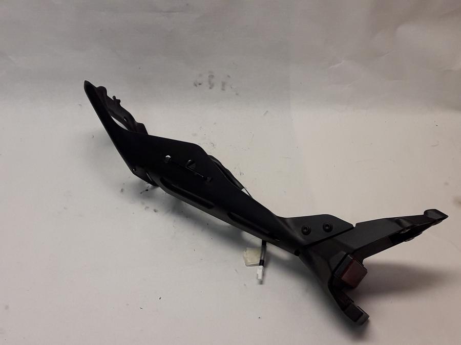 Höger sida på Skylthållare från en Ducati Monster 1200 -2016 motorcykel.