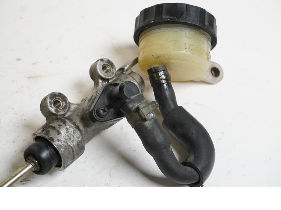 Vänster sida på Bromshuvudcylinder från en Honda XRV 750 -1998 motorcykel.