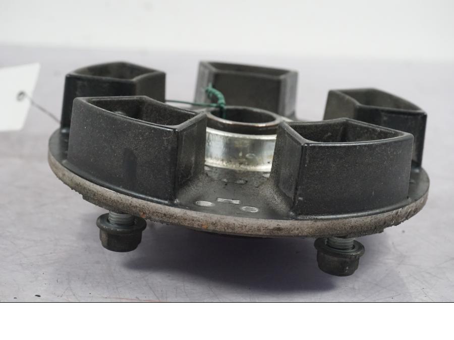 Snett nerifrÄn pÄ DrevfÀste frÄn en Suzuki GSF 1250 -2010 motorcykel.